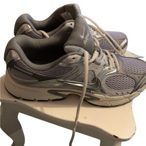 Nike Men's Gray and Silver Athletic Shoes